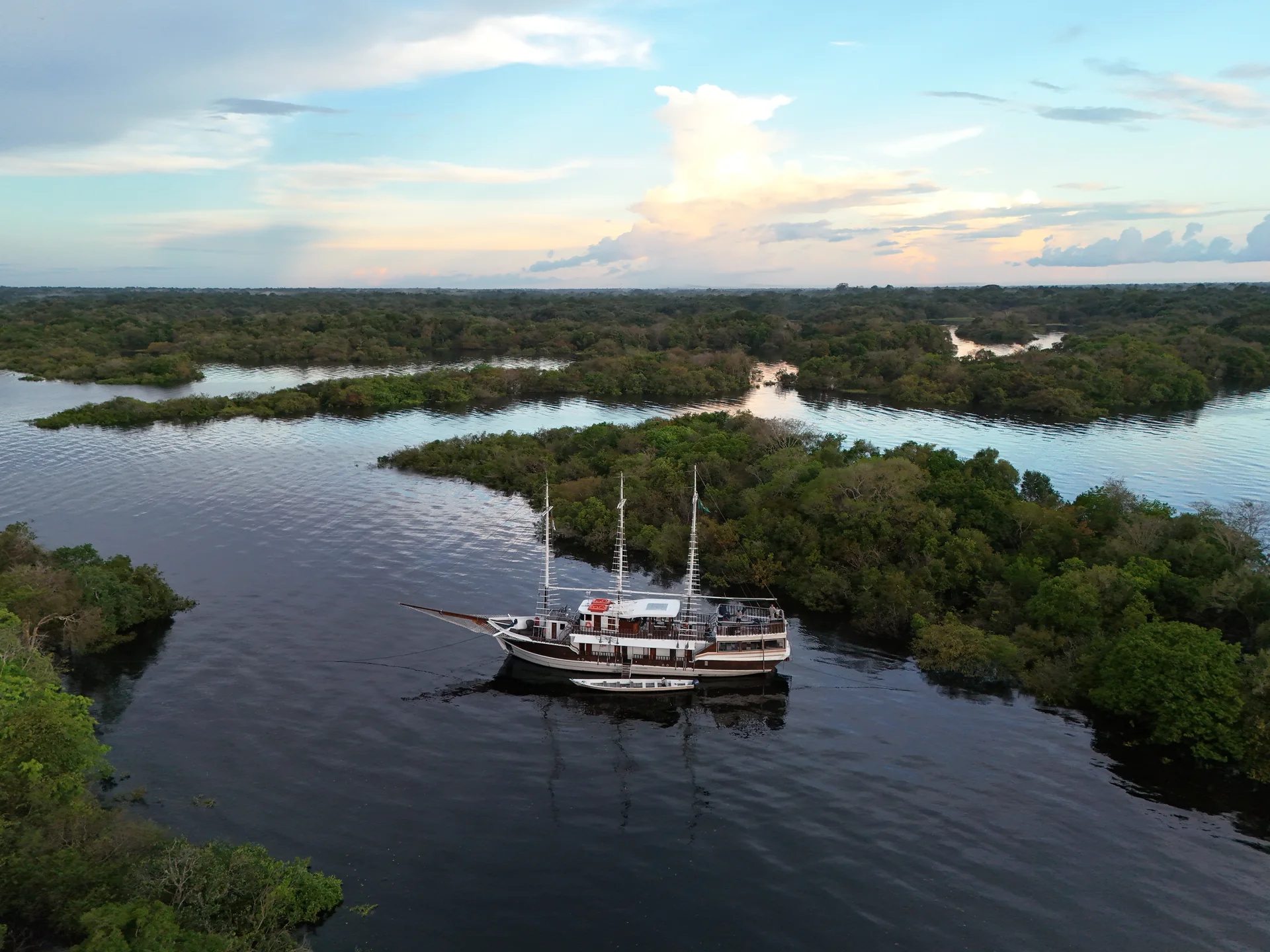 M/V Desafio navegando pela Amazônia