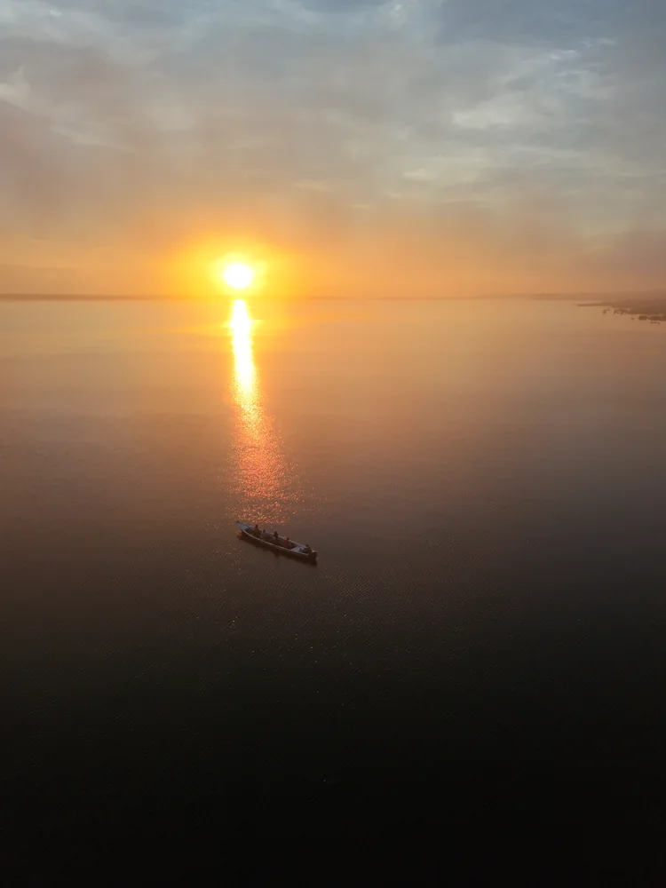 Vista aérea de passeio de canoa ao amanhecer
