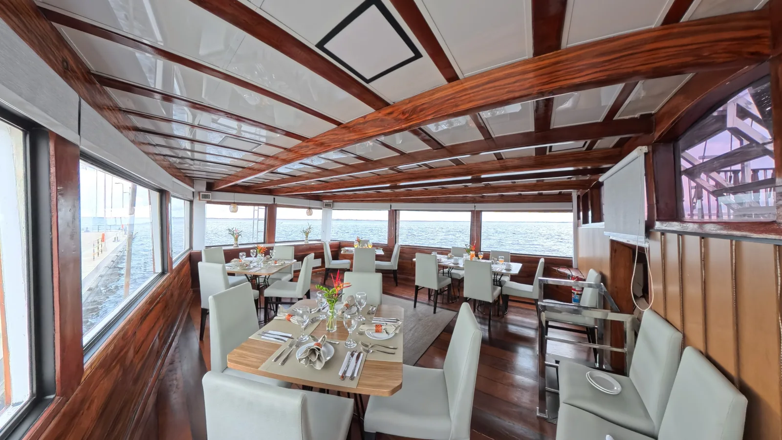 Restaurante panorâmico do M/V Desafio com mesas preparadas
