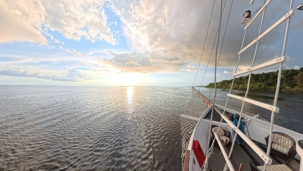 Vista do horizonte a partir do deck do M/V Desafio