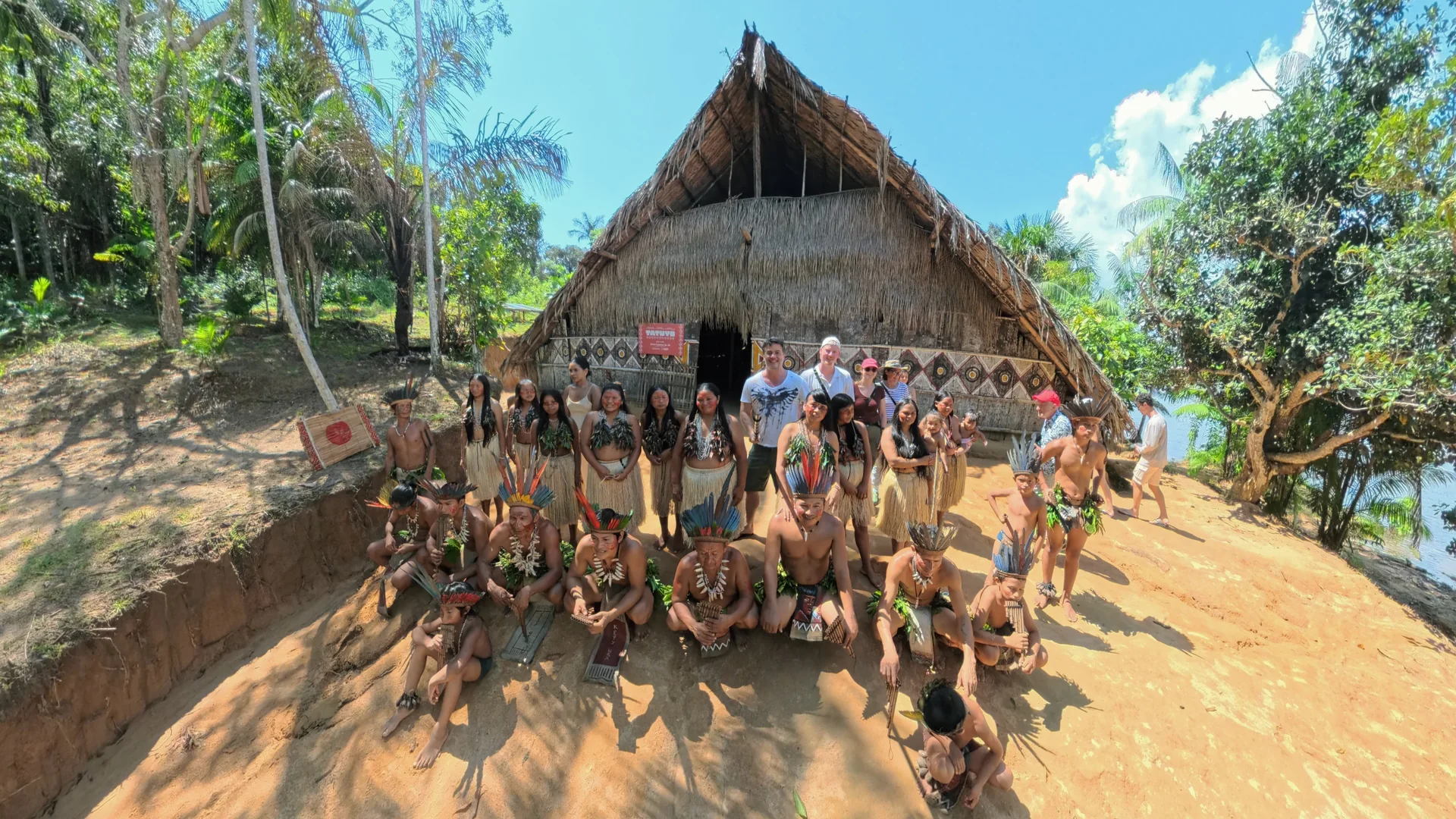 Visitantes em uma experiência cultural indígena na Amazônia